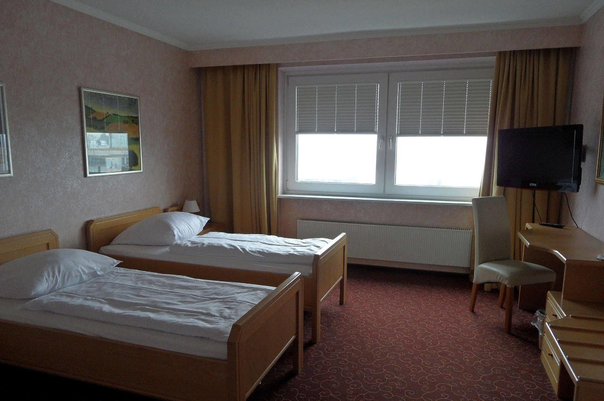 Wiking Hotel Henstedt-Ulzburg Exterior photo